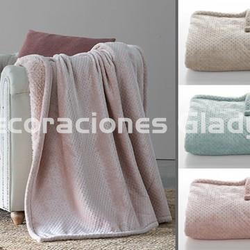 Plaids, mantas y cojines con los que renovar y actualizar el salón